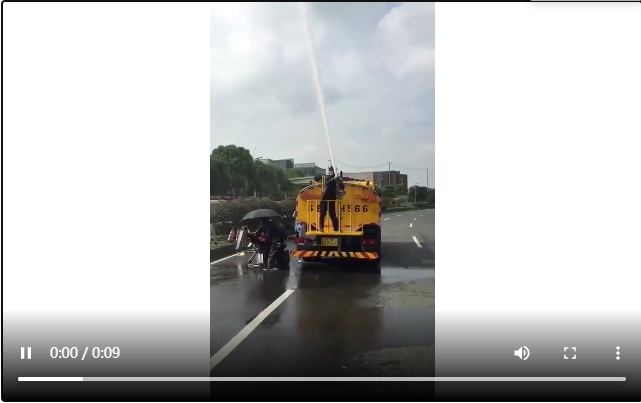 拍電影的時(shí)候下雨場景是用什么車輛弄出來的