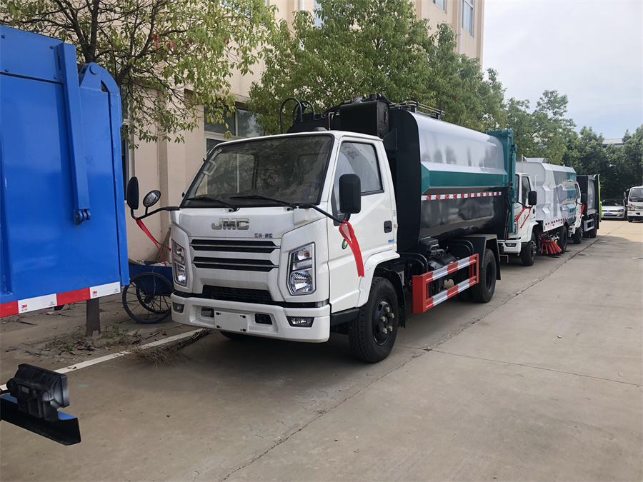 8方掛桶垃圾車(chē)-江鈴8方藍(lán)牌側(cè)裝掛桶自裝式垃圾車(chē)廠家