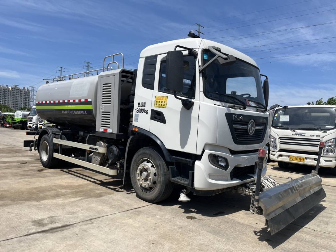 二手國六東風天錦清洗車 2??年份：2021年5月 3??發(fā)動機：康機230馬力，國六 4??底盤配置：東風天錦底盤，六檔變速箱，4500軸距，275真空胎，